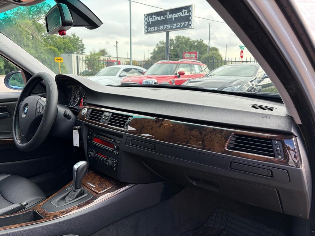 BMW 3 Series Vehicle Full-screen Gallery Image 12
