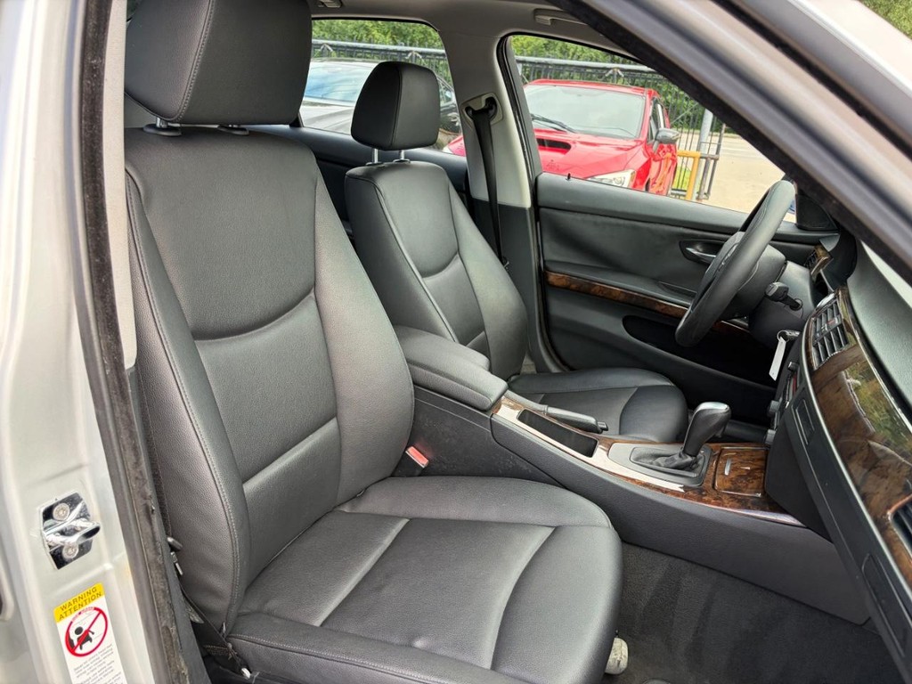 BMW 3 Series Vehicle Full-screen Gallery Image 13