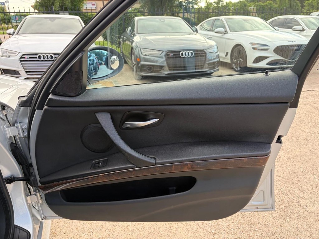 BMW 3 Series Vehicle Full-screen Gallery Image 14