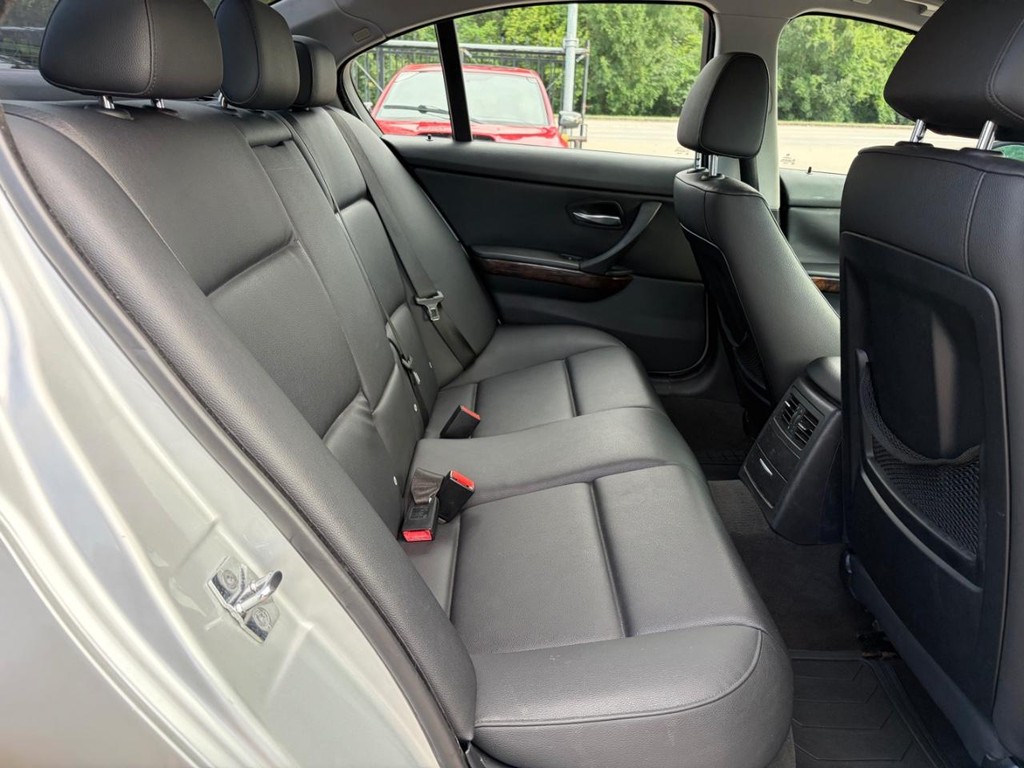 BMW 3 Series Vehicle Full-screen Gallery Image 15