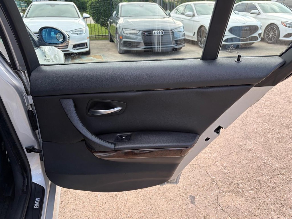 BMW 3 Series Vehicle Full-screen Gallery Image 16