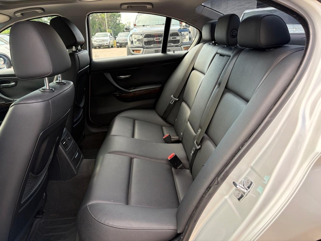 BMW 3 Series Vehicle Full-screen Gallery Image 17