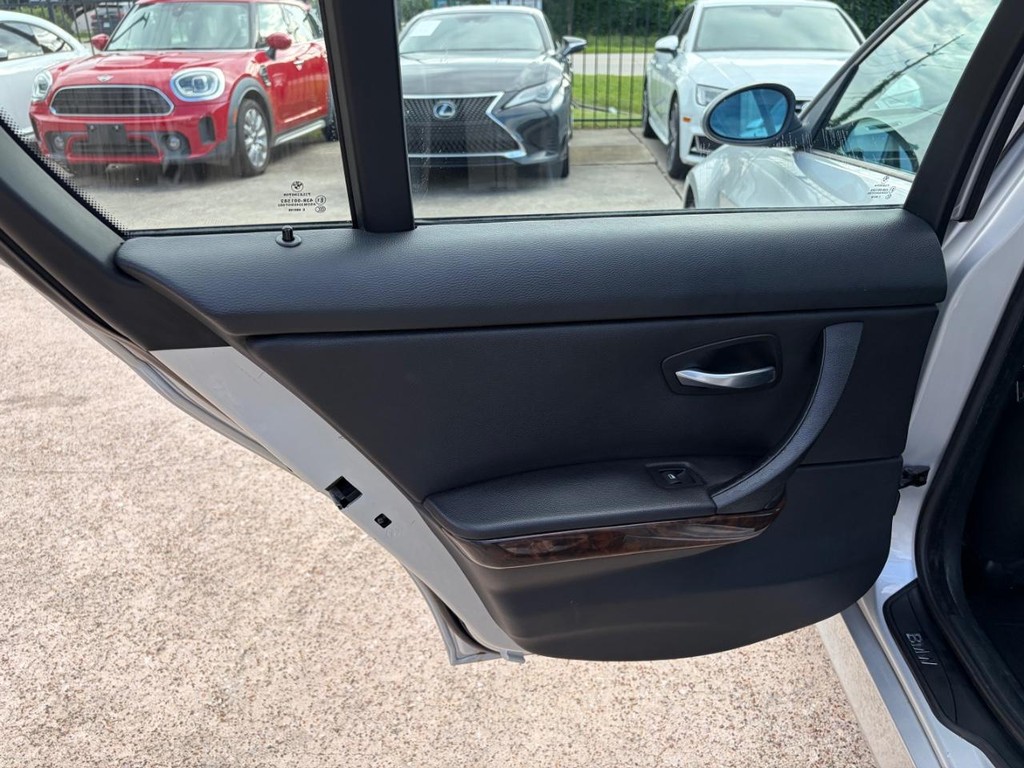BMW 3 Series Vehicle Full-screen Gallery Image 18