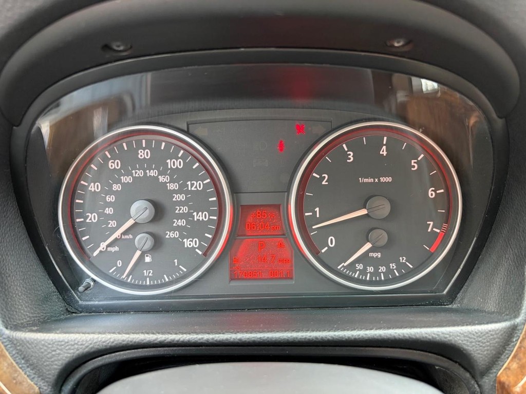 BMW 3 Series Vehicle Full-screen Gallery Image 19