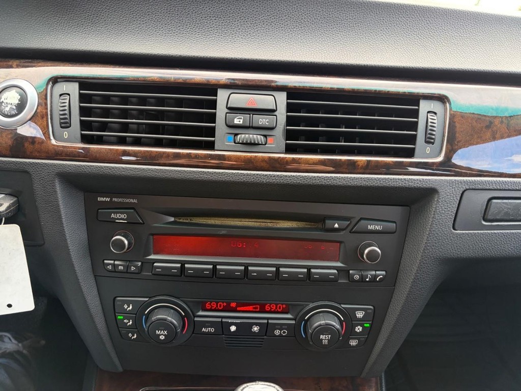 BMW 3 Series Vehicle Full-screen Gallery Image 20