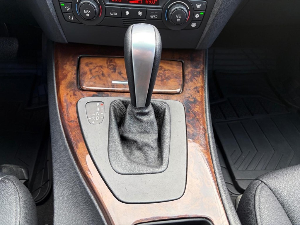 BMW 3 Series Vehicle Full-screen Gallery Image 21
