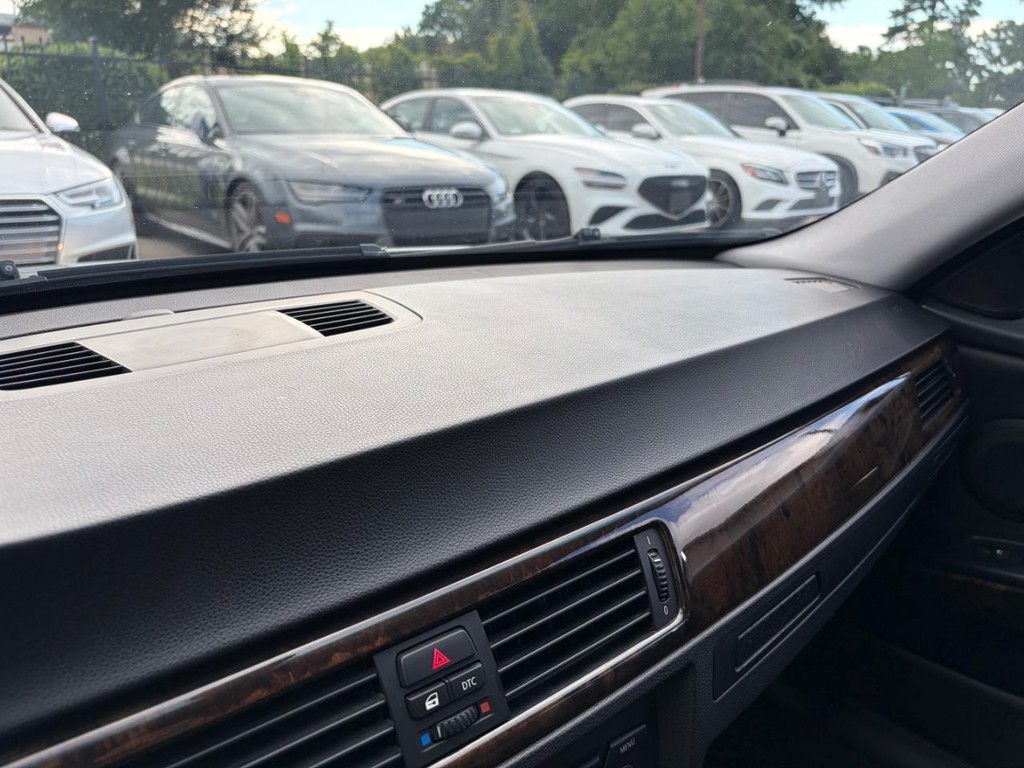 BMW 3 Series Vehicle Full-screen Gallery Image 22