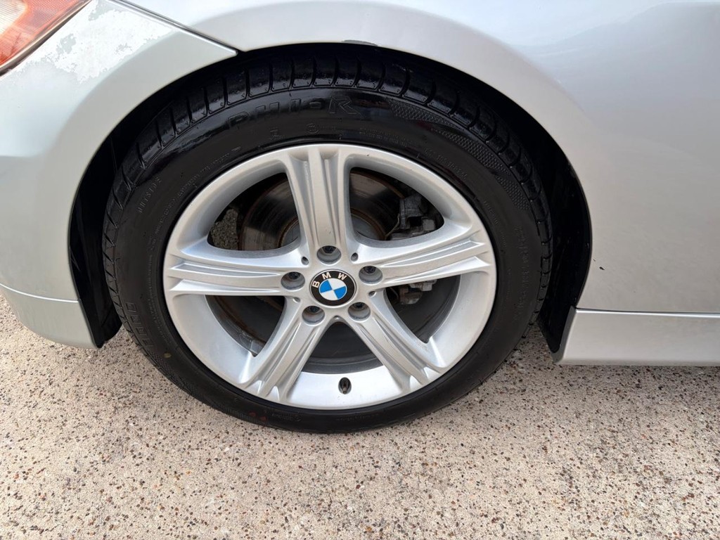 BMW 3 Series Vehicle Full-screen Gallery Image 23