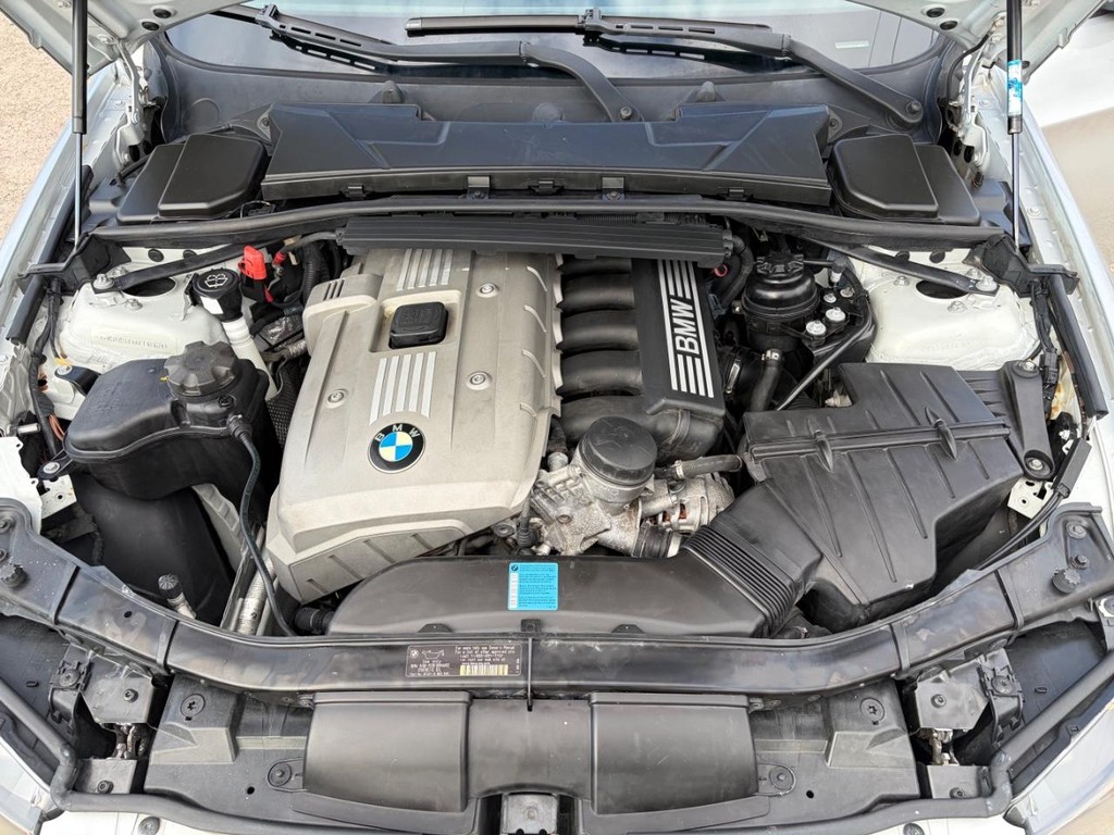 BMW 3 Series Vehicle Full-screen Gallery Image 24