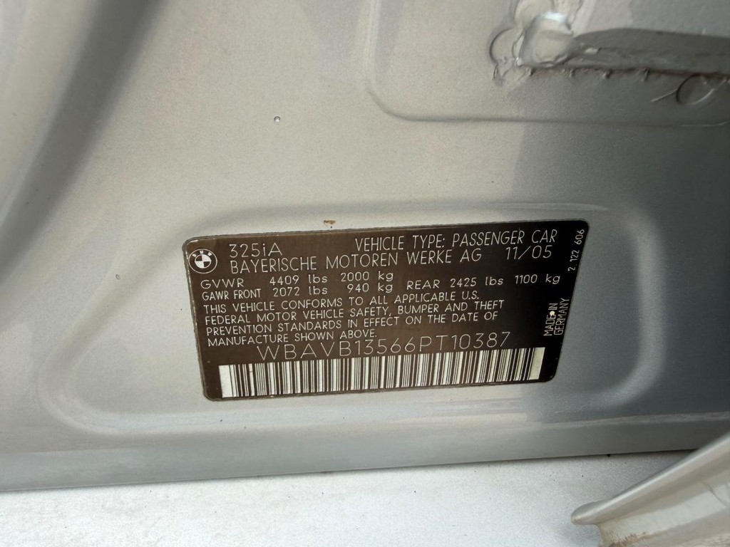 BMW 3 Series Vehicle Full-screen Gallery Image 25