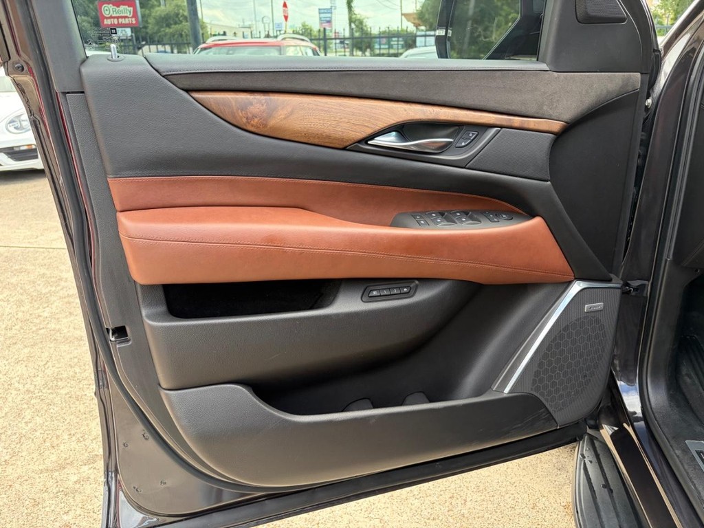 Cadillac Escalade Vehicle Full-screen Gallery Image 12