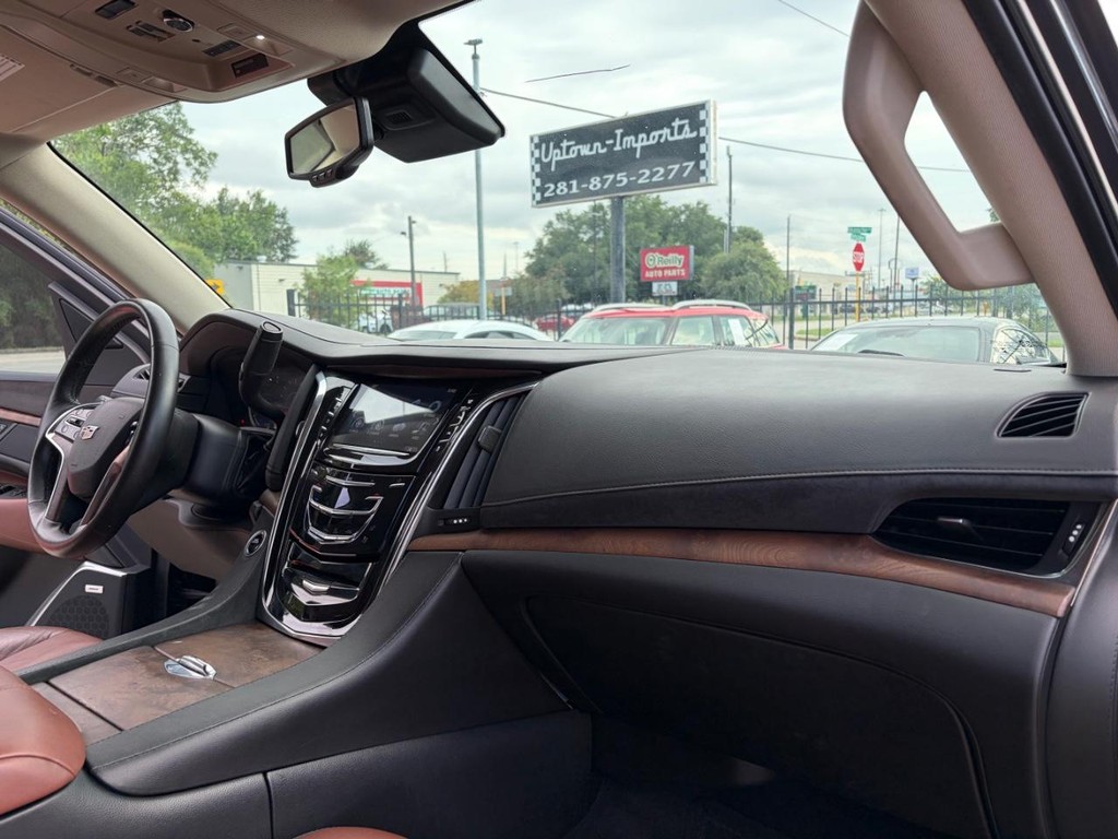 Cadillac Escalade Vehicle Full-screen Gallery Image 13
