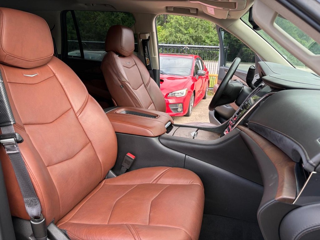 Cadillac Escalade Vehicle Full-screen Gallery Image 14