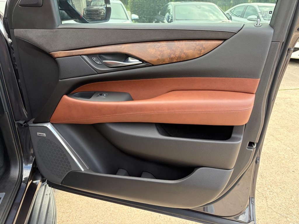 Cadillac Escalade Vehicle Full-screen Gallery Image 15