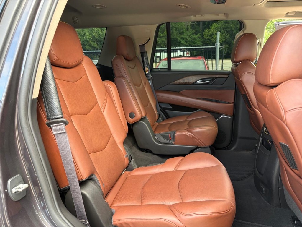 Cadillac Escalade Vehicle Full-screen Gallery Image 16