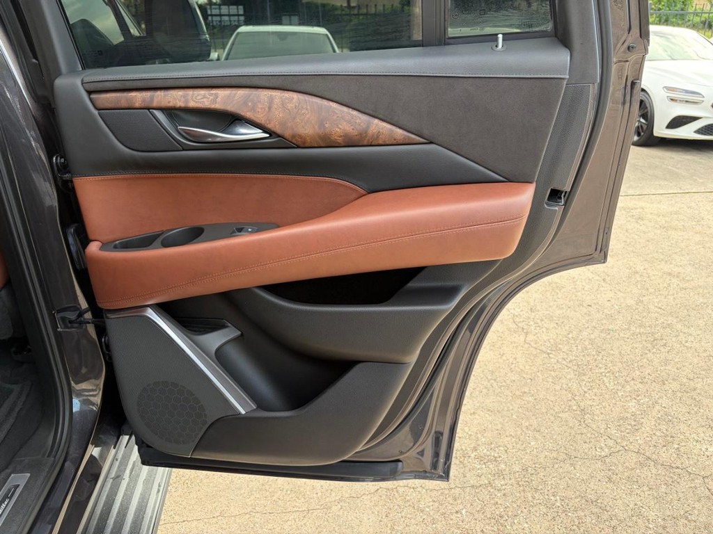 Cadillac Escalade Vehicle Full-screen Gallery Image 17