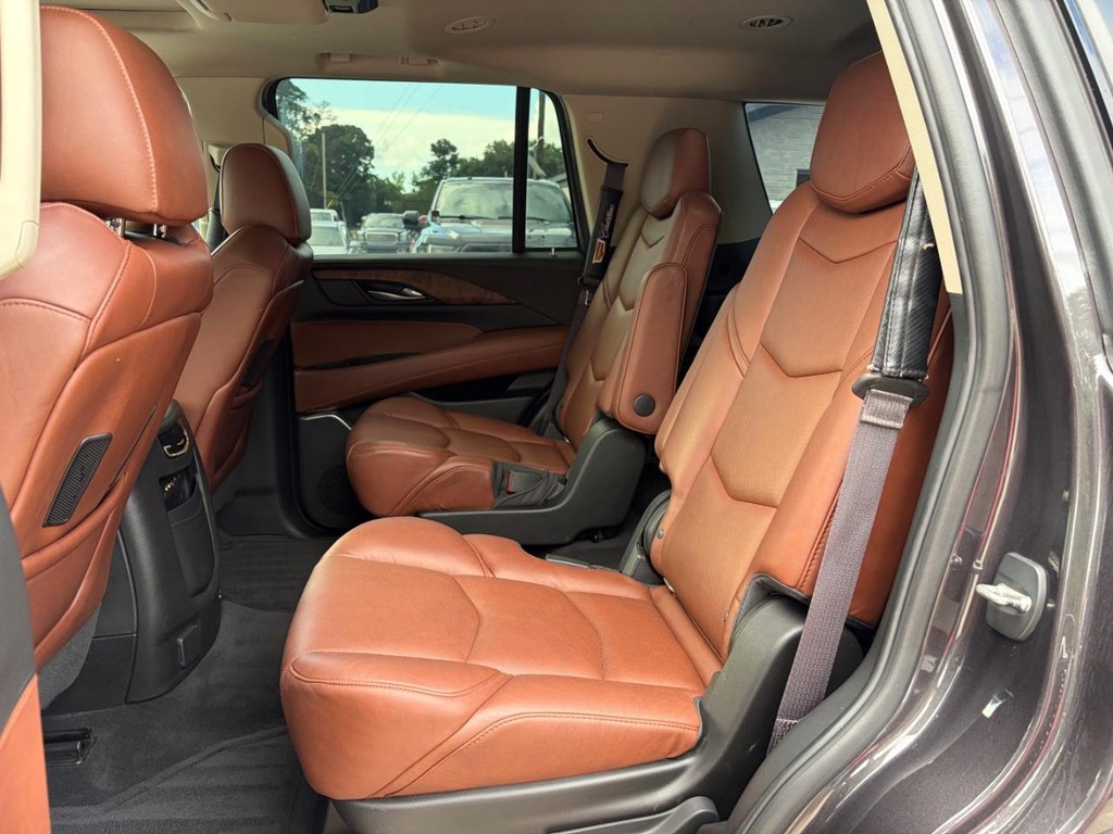 Cadillac Escalade Vehicle Full-screen Gallery Image 18
