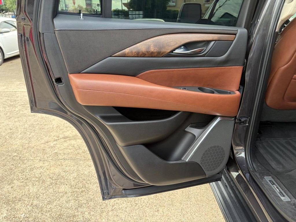 Cadillac Escalade Vehicle Full-screen Gallery Image 19