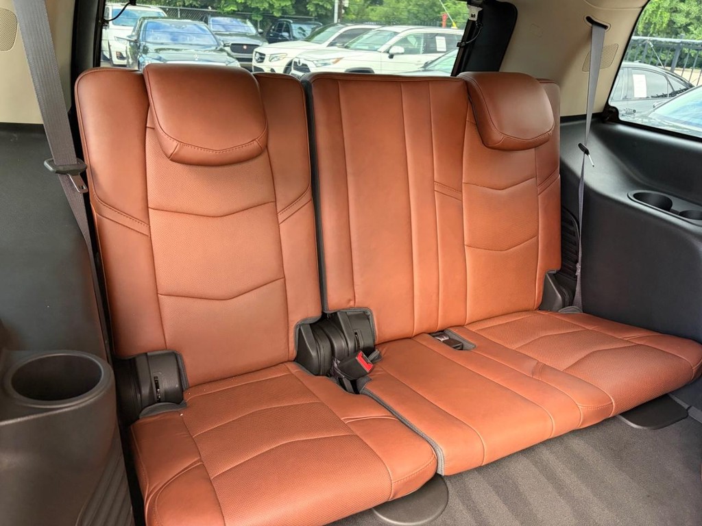 Cadillac Escalade Vehicle Full-screen Gallery Image 20