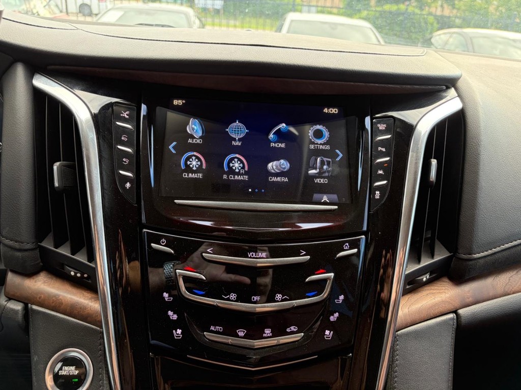 Cadillac Escalade Vehicle Full-screen Gallery Image 23