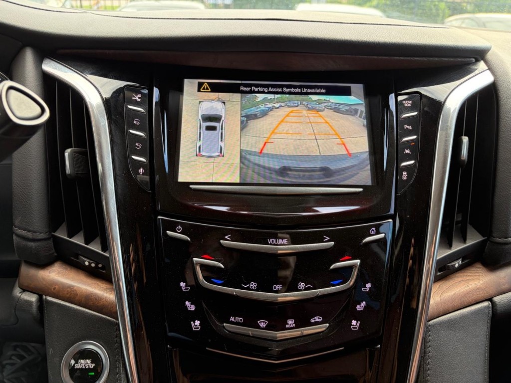 Cadillac Escalade Vehicle Full-screen Gallery Image 25