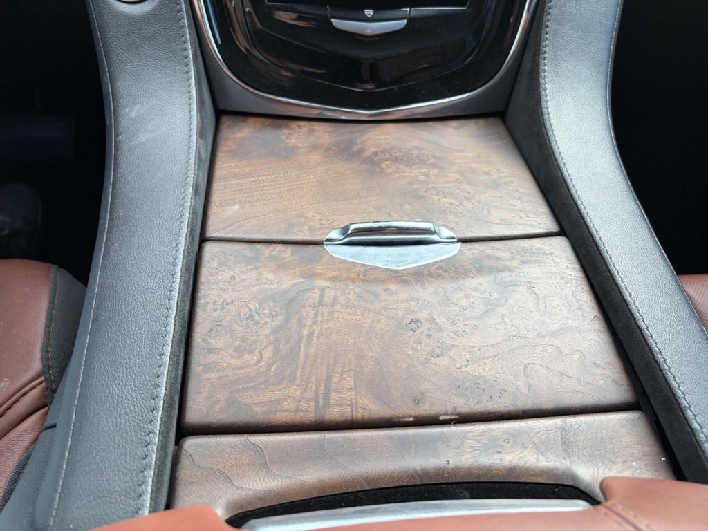 Cadillac Escalade Vehicle Full-screen Gallery Image 26