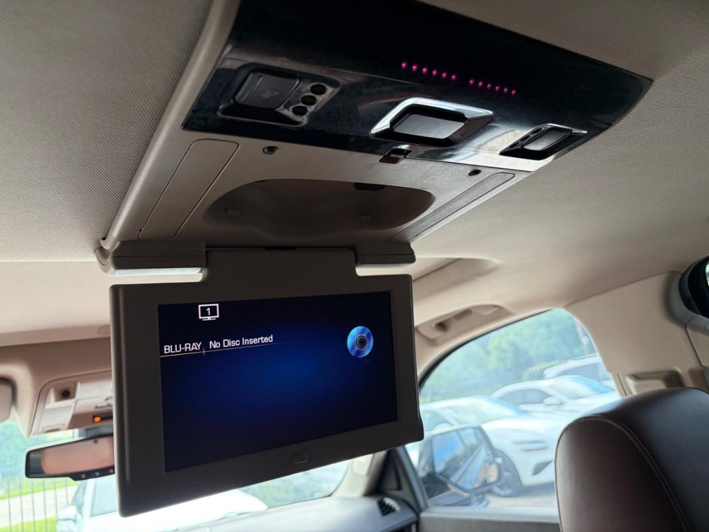 Cadillac Escalade Vehicle Full-screen Gallery Image 28