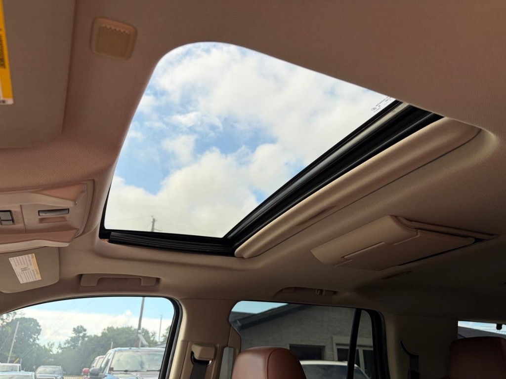 Cadillac Escalade Vehicle Full-screen Gallery Image 29