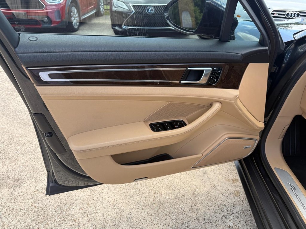 Porsche Panamera Vehicle Full-screen Gallery Image 12