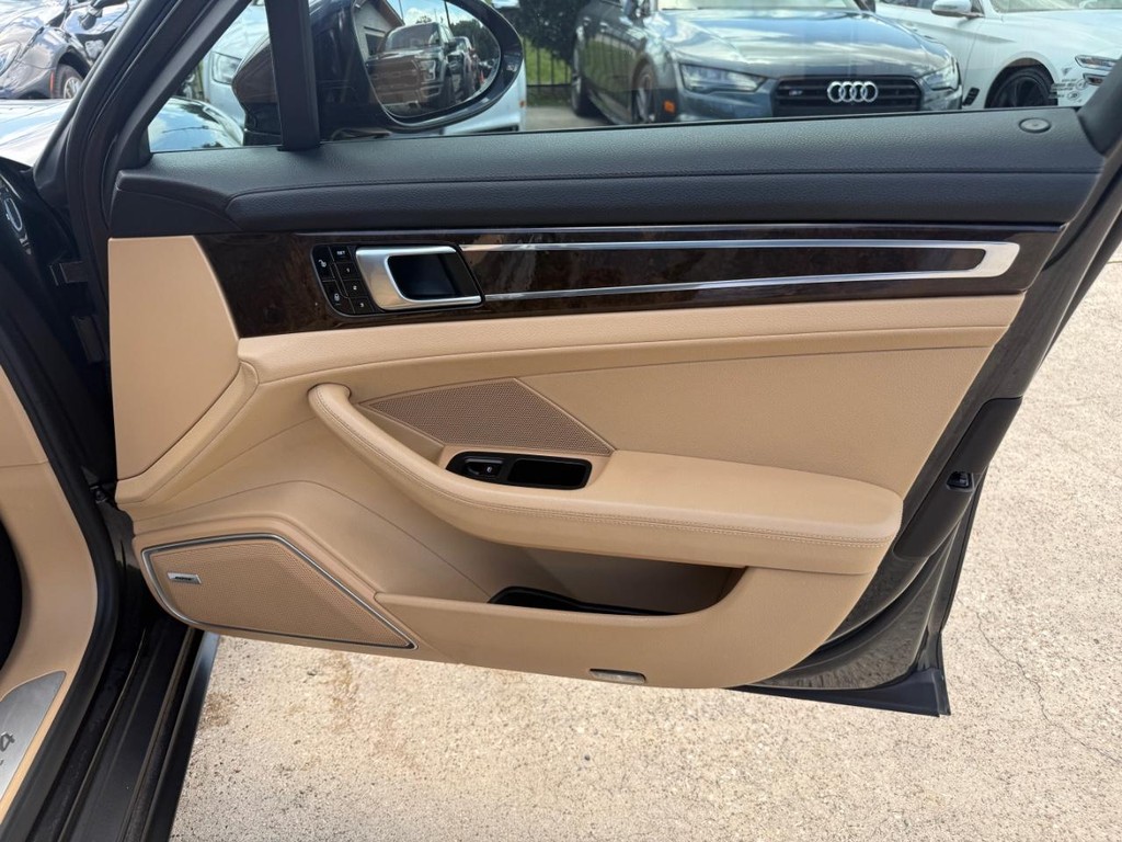Porsche Panamera Vehicle Full-screen Gallery Image 15