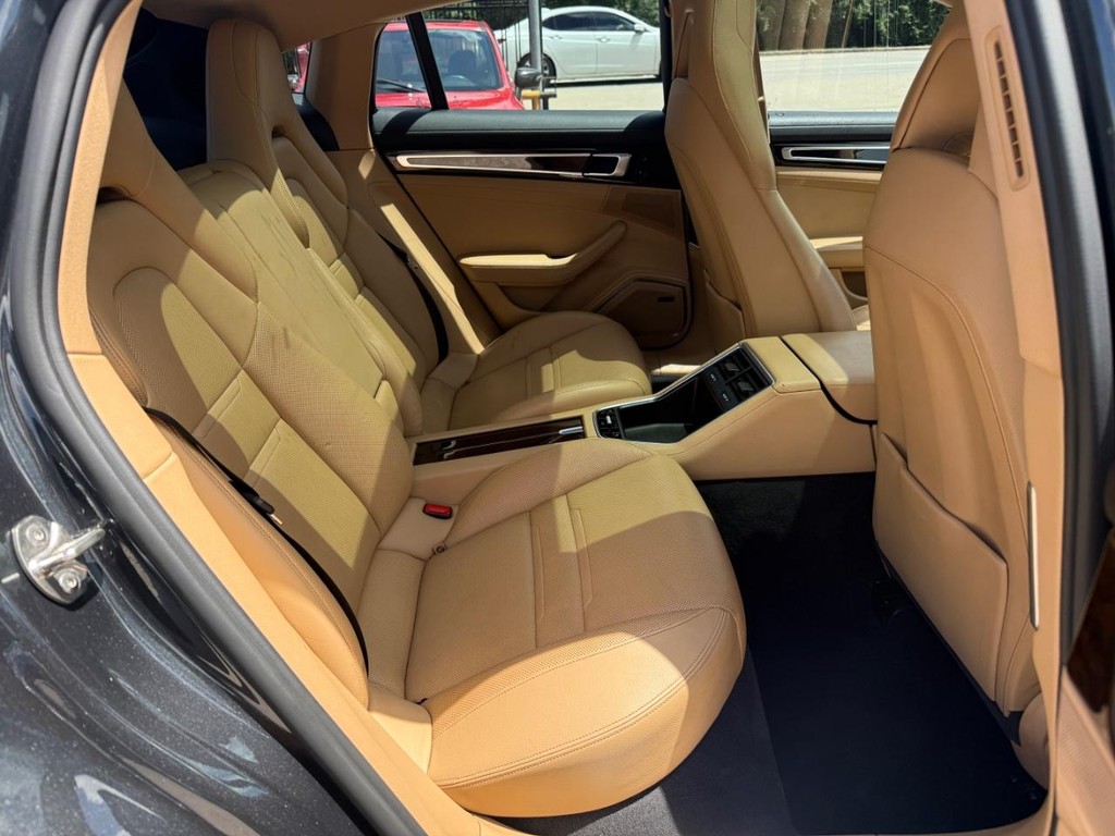 Porsche Panamera Vehicle Full-screen Gallery Image 16