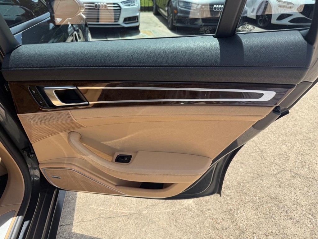 Porsche Panamera Vehicle Full-screen Gallery Image 17