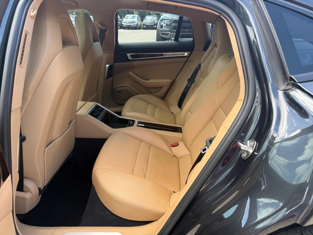 Porsche Panamera Vehicle Full-screen Gallery Image 18