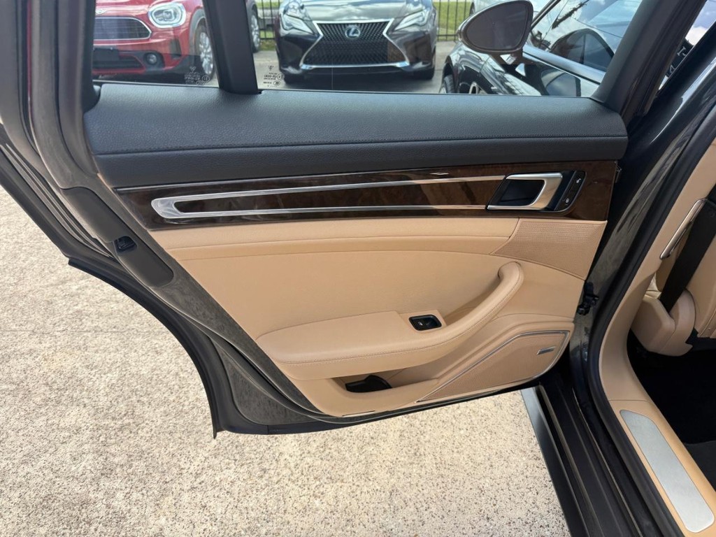 Porsche Panamera Vehicle Full-screen Gallery Image 19
