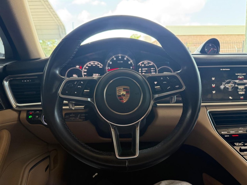 Porsche Panamera Vehicle Full-screen Gallery Image 20