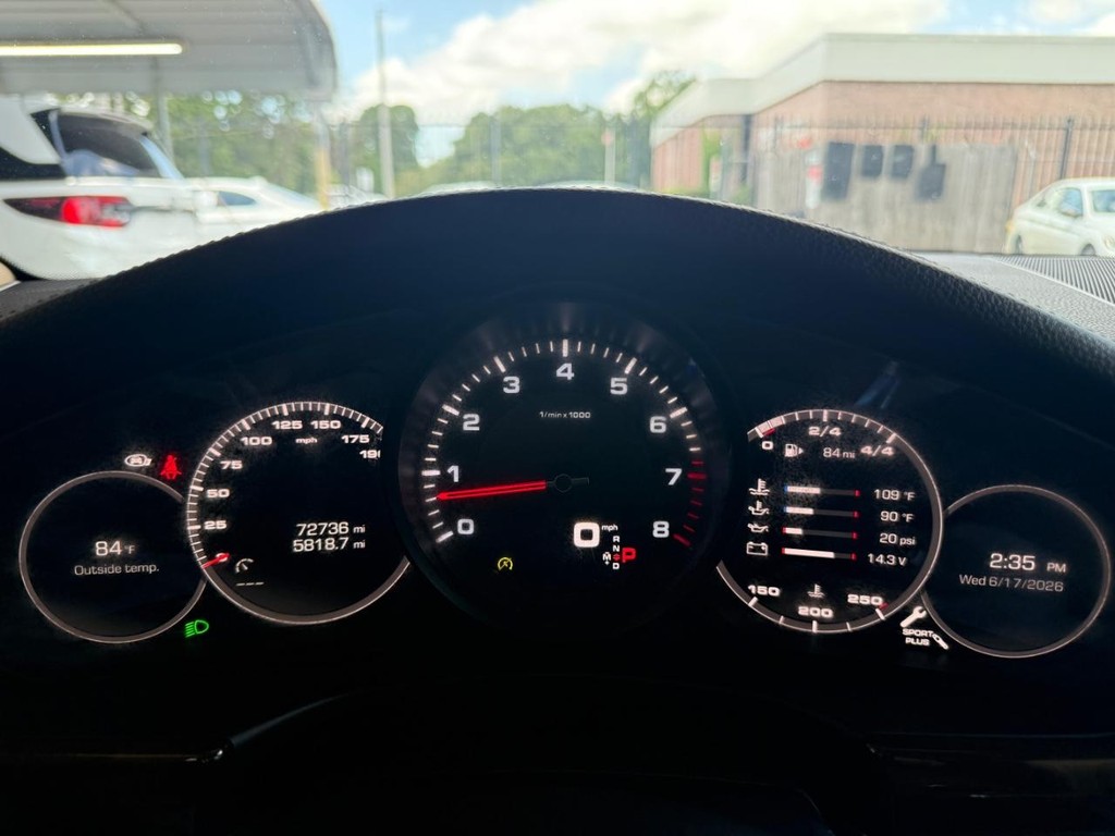 Porsche Panamera Vehicle Full-screen Gallery Image 21