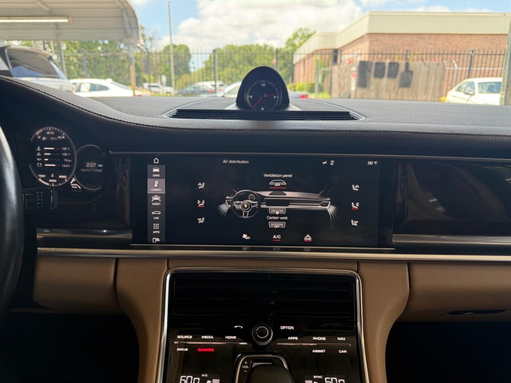 Porsche Panamera Vehicle Full-screen Gallery Image 22