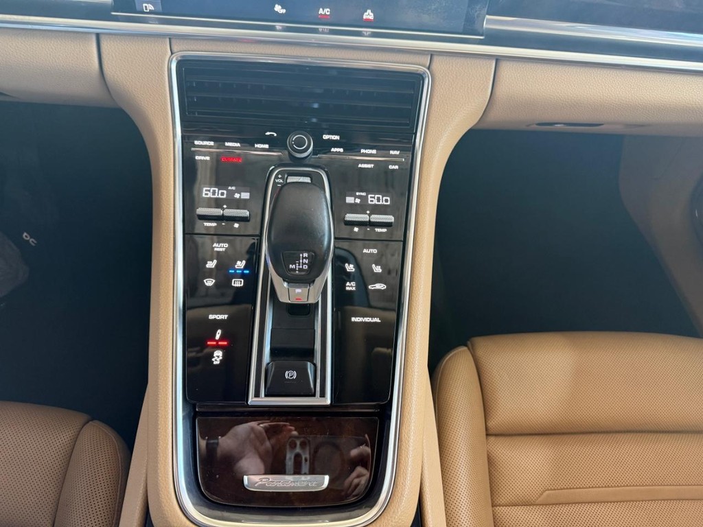 Porsche Panamera Vehicle Full-screen Gallery Image 23
