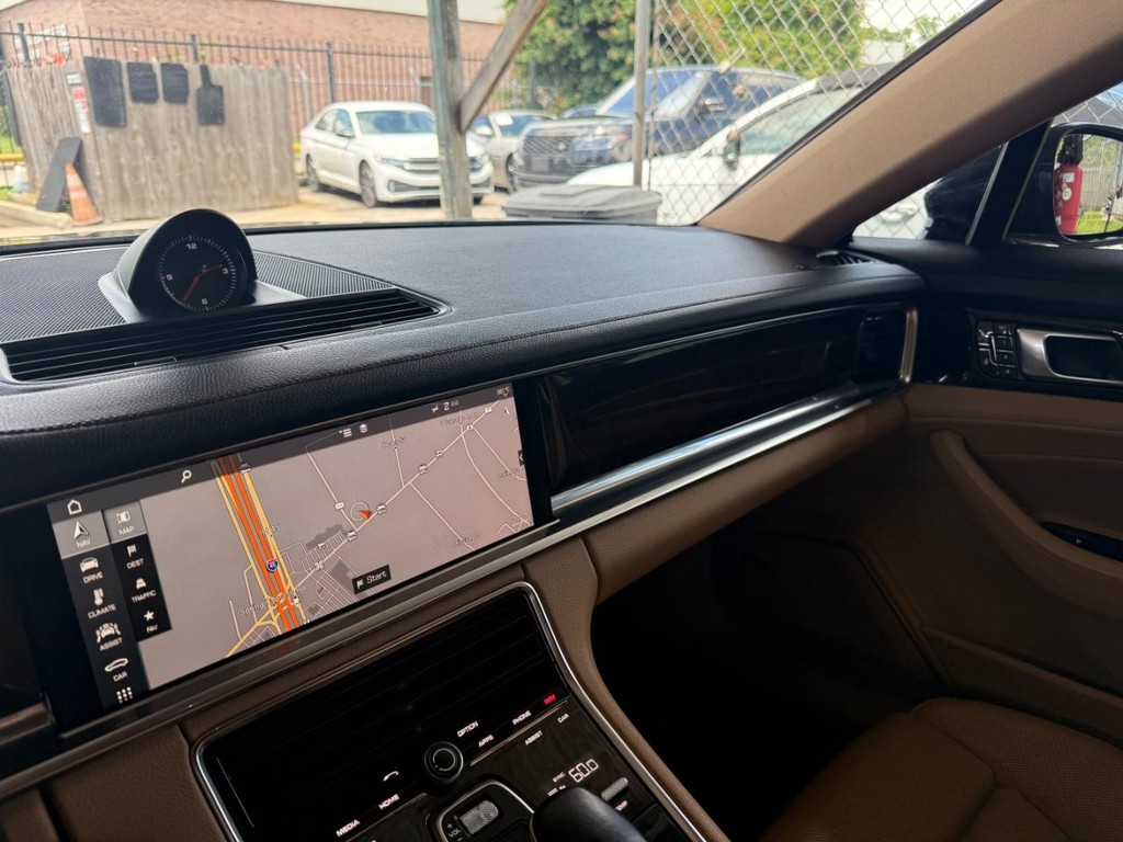 Porsche Panamera Vehicle Full-screen Gallery Image 24