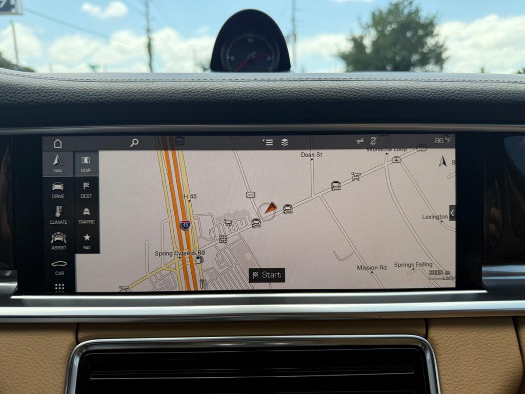 Porsche Panamera Vehicle Full-screen Gallery Image 25