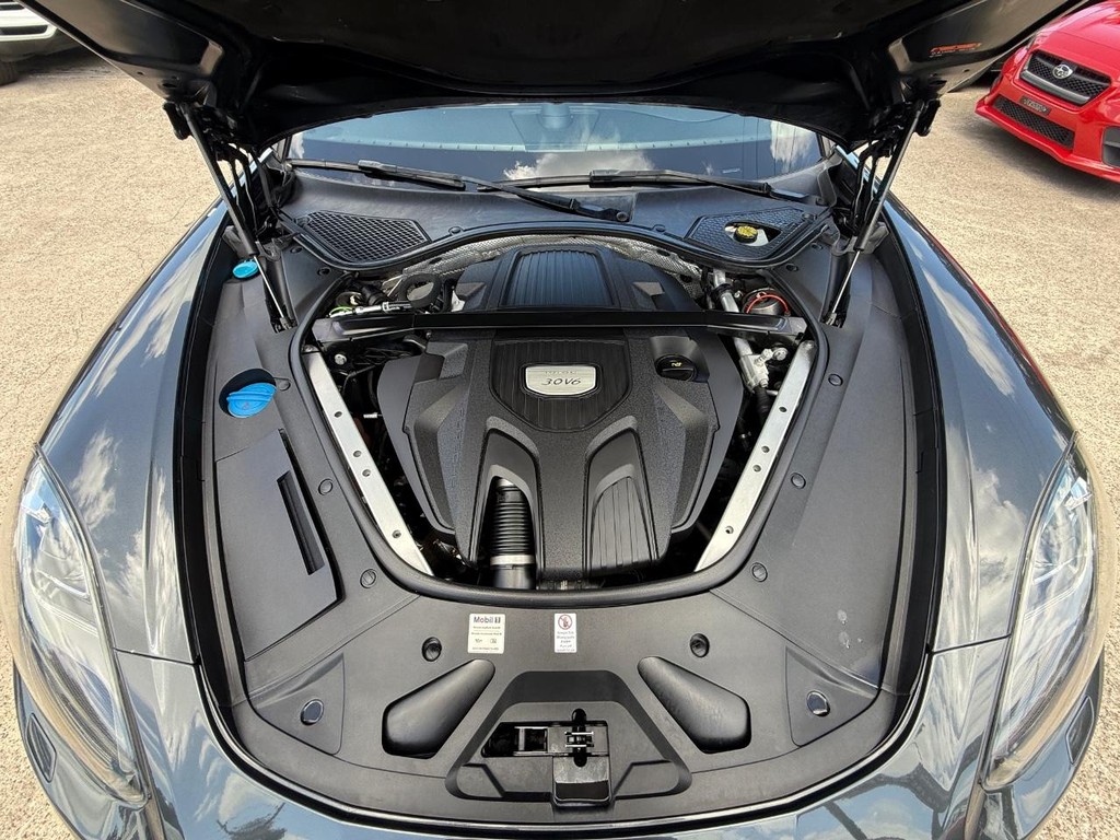 Porsche Panamera Vehicle Full-screen Gallery Image 26
