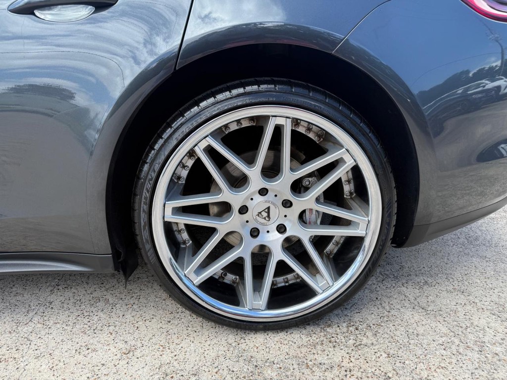 Porsche Panamera Vehicle Full-screen Gallery Image 27