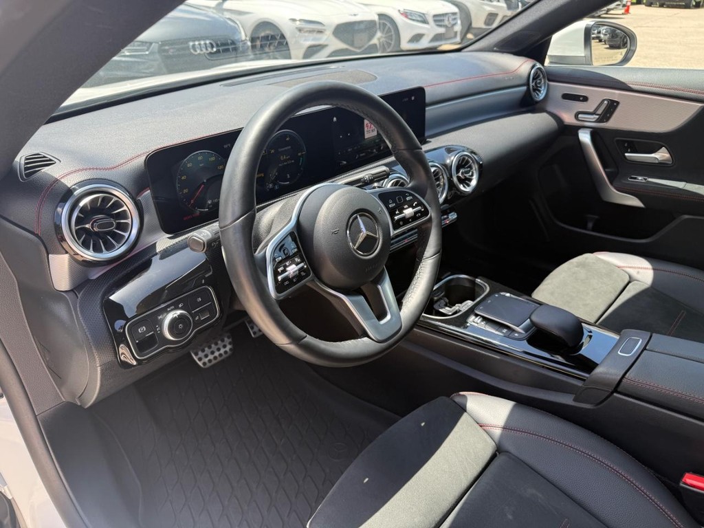 Mercedes-Benz CLA Vehicle Full-screen Gallery Image 10