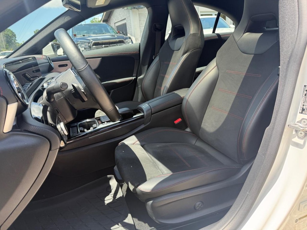 Mercedes-Benz CLA Vehicle Full-screen Gallery Image 11