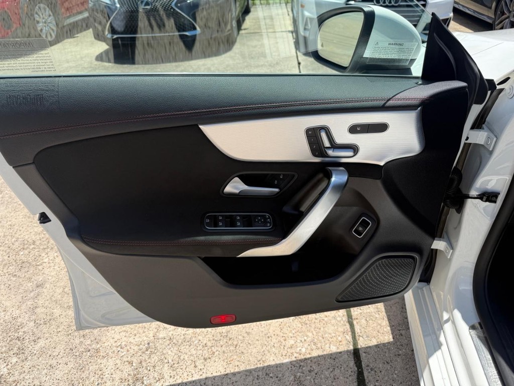 Mercedes-Benz CLA Vehicle Full-screen Gallery Image 12