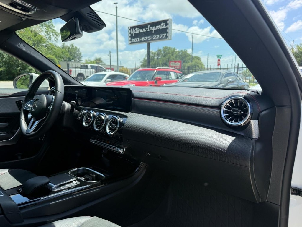 Mercedes-Benz CLA Vehicle Full-screen Gallery Image 13