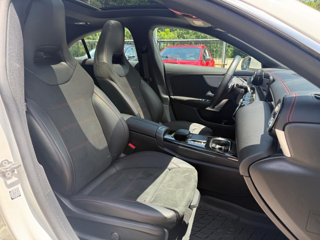 Mercedes-Benz CLA Vehicle Full-screen Gallery Image 14
