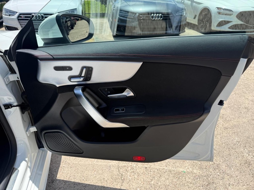 Mercedes-Benz CLA Vehicle Full-screen Gallery Image 15
