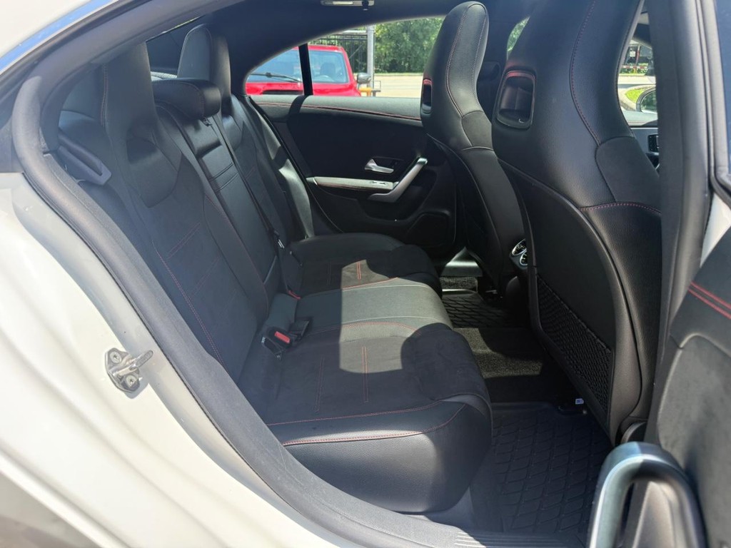 Mercedes-Benz CLA Vehicle Full-screen Gallery Image 16