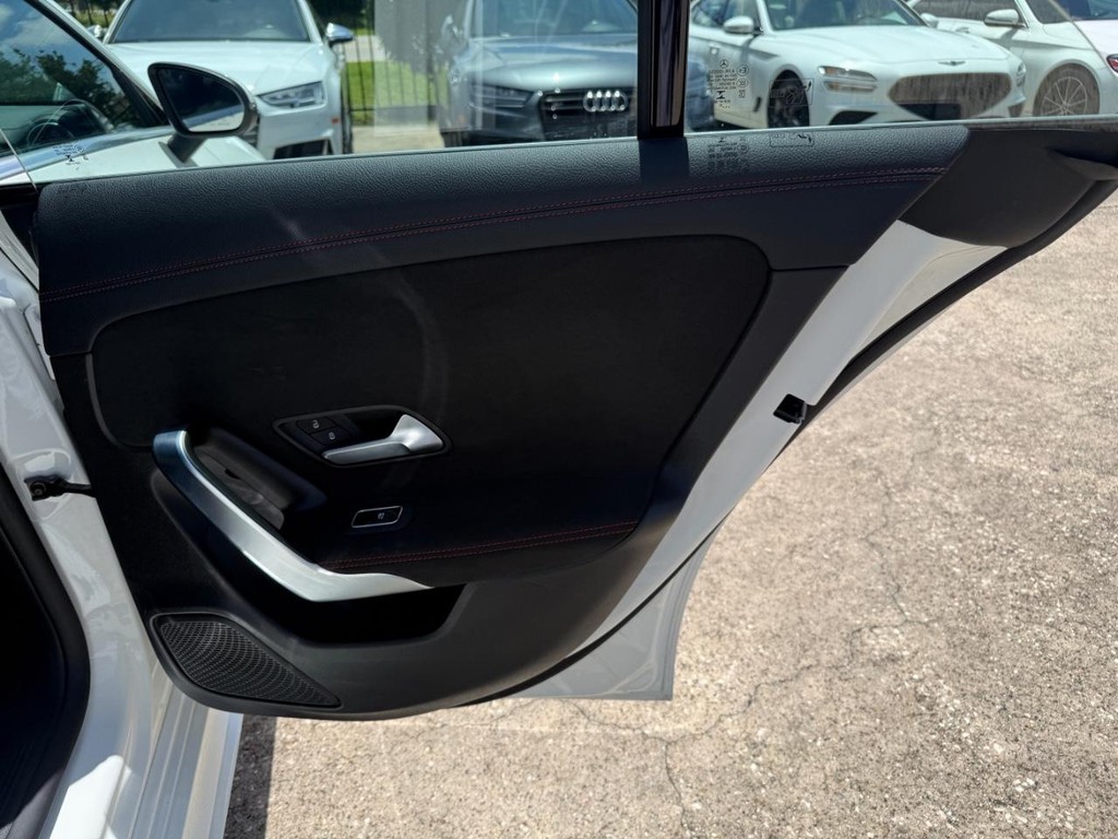 Mercedes-Benz CLA Vehicle Full-screen Gallery Image 17